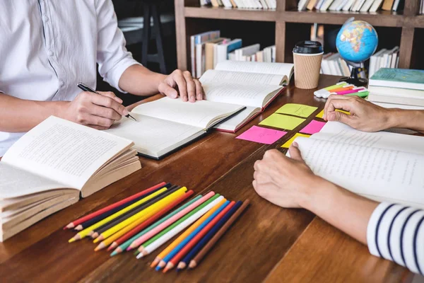 Dostlar, Genç öğrenciler kampüs ya da çalışma kitabını ve öğrenme sınıf pratik sınav giriş, eğitim okul kavramı için hazırlık özel ders yakalamak sınıf yardımcı olur arkadaş ile öğretmen kitapları.