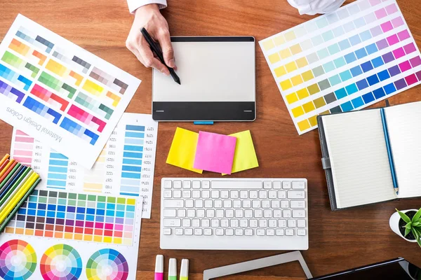 男性创意图形设计师的形象在工作场所的图形平板电脑上进行颜色选择和绘图 使用工装工具和配件 顶部视图 — 图库照片