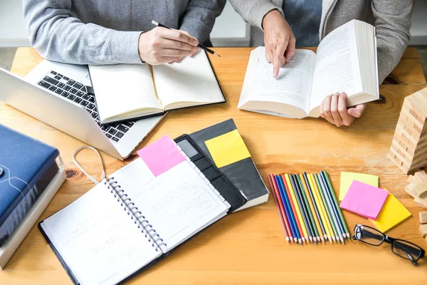 Tutor Escuela Secundaria Grupo Estudiantes Universitarios Sentado Escritorio Biblioteca Estudiando — Foto de Stock