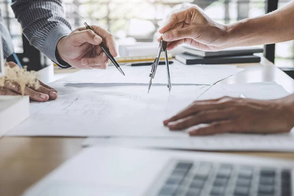 Manos Del Arquitecto Ingeniero Que Trabajan Reunión Del Proyecto Para —  Fotos de Stock