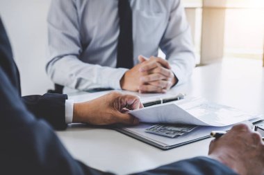 Rüşvet ve yolsuzluk kavramı, rüşvet anlaşması Emlak sözleşme anlaşma ve finansal muhasebe yaparken para veren işadamı dolar faturaları, şeklinde.