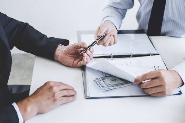 Rüşvet ve yolsuzluk kavramı, rüşvet anlaşması Emlak sözleşme anlaşma ve finansal muhasebe yaparken para veren işadamı dolar faturaları, şeklinde.