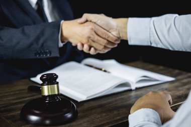 Kutlama ve işbirliği kavramı, Çalkalamalı eller iyi işbirliği, işadamı karşılıklı sözleşme mahkeme salonunda iyi anlaşma tartışırken sonra erkek avukat ile sonra.