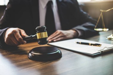 Avukat veya belgeler üzerinde çalışan ve tokmak mahkeme, Adalet ve hukuk kavramında holding Danışmanı.