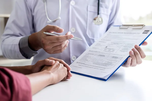 Médico Consulta Paciente Discutir Algo Recomendar Métodos Tratamento Apresentando Resultados — Fotografia de Stock