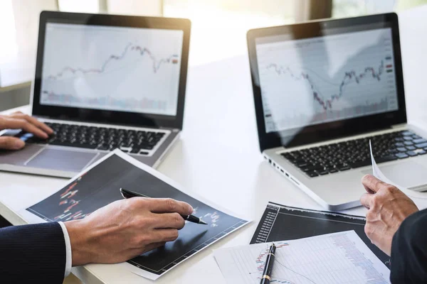 Företagsinvesteringar Team Arbetar Med Dator Och Analys Graf Börshandel Med — Stockfoto