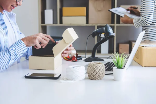 Småföretagare Leverans Service Och Arbetar Packbox Företagare Som Arbetar Kontroll — Stockfoto