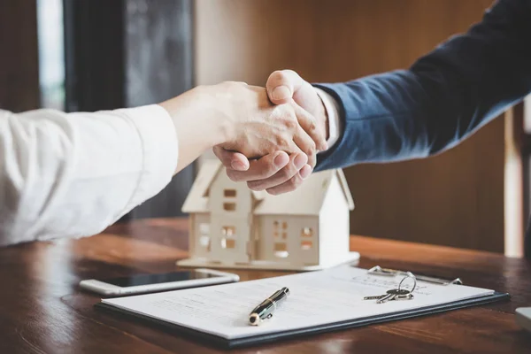 Real Estate Agent Customers Shaking Hands Together Celebrating Finished Contract — Stock Photo, Image