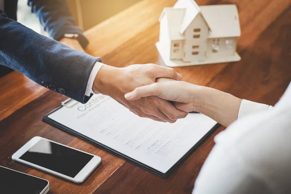 Agente Bienes Raíces Clientes Estrechando Las Manos Juntos Celebrando Contrato — Foto de Stock