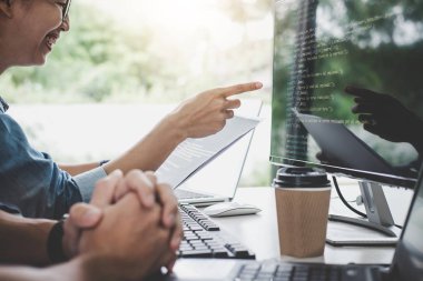 Kodları yazma ve veri kod teknoloji yazarak, bir yazılım şirketinde masaüstü bilgisayarda geliştirme web sitesinde çalışma işbirliği programcı proje.