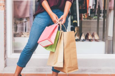 Tüketim, yaşam kavramı, ayakta ve renkli alışveriş torbaları alışveriş zevk tutan genç kadın alışveriş.