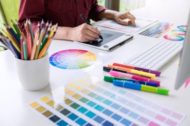 Görüntü renk seçimi üzerinde çalışma ve grafik tablet işyerinde çizim kadın yaratıcı grafik tasarımcı.