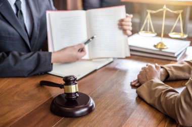 Adalet, iş kadını ve erkek avukat veya avukat hukuk bürosu Ofis sözleşme kağıtları tartışırken pullarla Yargıç tokmak. Hukuk kavramları.