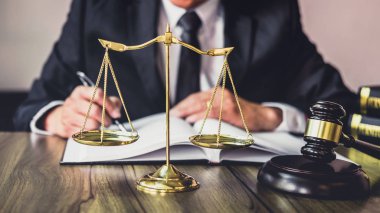 Adalet avukatlar, ahşap masa ve danışman veya erkek avukat hukuk bürosu Office belgeleri üzerinde tokmak tokmak Yargıç. Yasal hukuk, tavsiye ve adalet kavramı.
