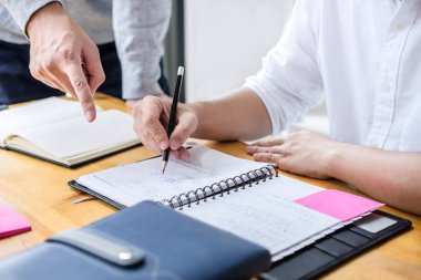 Lise öğretmeni ya da üniversite öğrenci grubu kütüphanede oturmuş ders çalışıyor, ödev yapıyor ve ders çalışıyor giriş, eğitim, öğretim, öğrenim konseptine hazırlanıyor..