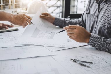 Mühendis veya mimar ortak çalışma ve araçlar model kurma ve çalışma sitesi planı mühendislik proje için toplantı İnşaat ve yapı kavramı.