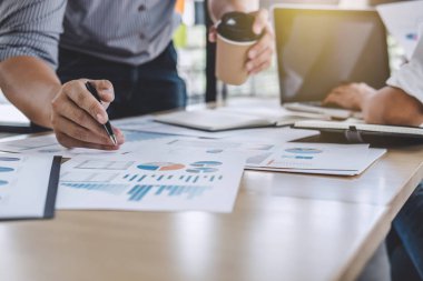 Finansal verilerle çalışma analiz tartışmak ve büyüme pazarlama iş takım arkadaşları ekip, Toplantı konuşurken beyin fırtınası iletişim kavramı grafikte rapor.