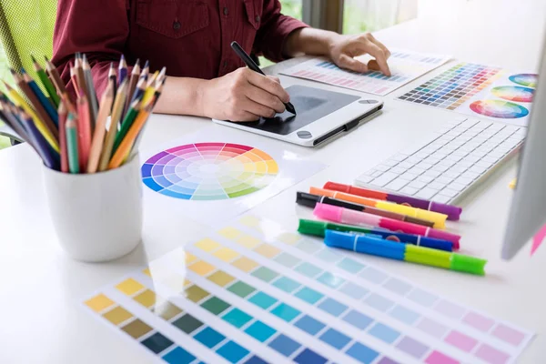 Obraz Kobieta Kreatywnych Grafik Pracy Wybór Kolorów Rysowania Tablecie Graficznym — Zdjęcie stockowe