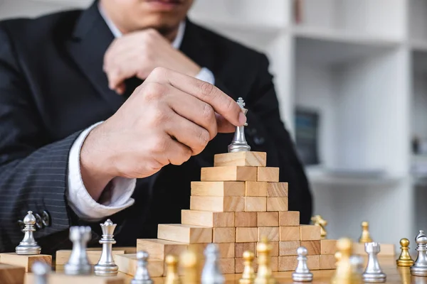 Xeque-mate. mão de empresário movendo figura de xadrez dourado na  competição de jogo de tabuleiro de xadrez, batalha de xadrez, gestão de  negócios, sucesso de liderança, líder de equipe, trabalho em equipe