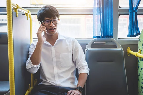Νέοι Ασιατικές Άνθρωπος Ταξιδιώτης Κάθεται Ένα Λεωφορείο Που Μιλάμε Και — Φωτογραφία Αρχείου