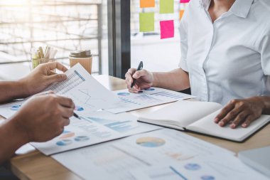 Finansal verilerle çalışma analiz tartışmak ve büyüme pazarlama iş takım arkadaşları ekip, Toplantı konuşurken beyin fırtınası iletişim kavramı grafikte rapor.