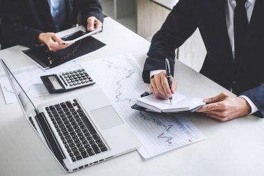 İş takım yatırım bilgisayar ve analiz grafik ticaret hisse senedi grafiği veri, iş ve teknoloji kavramı ile borsa ile çalışma.