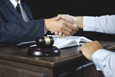 Kutlama ve işbirliği kavramı, Çalkalamalı eller iyi işbirliği, işadamı karşılıklı sözleşme mahkeme salonunda iyi anlaşma tartışırken sonra erkek avukat ile sonra.