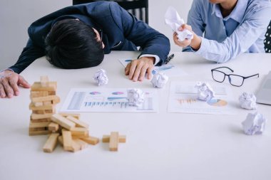 Patron ve üst düzey yönetim ekibi hissi stres ve başarısız iş ciddi, kafaları elinde tutan ortakları nedeniyle depresif ve bir yığın iş sorunları ile bitkin.