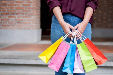 Tüketici ve alışveriş yaşam tarzı kavramı, ayakta ve renkli alışveriş torbaları alışveriş büyük gün zevk tutan mutlu genç kadın.