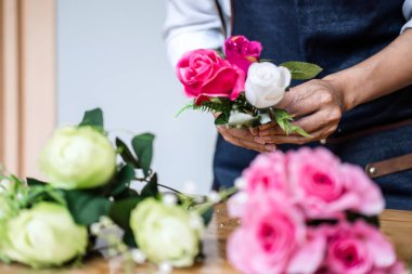 Yapay çiçek yeleği dekorasyon evde düzenlenmesi, Genç kadın çiçekçi iş DIY yapay çiçek, el sanatları ve el yapımı kavramı düzenleme yapma.