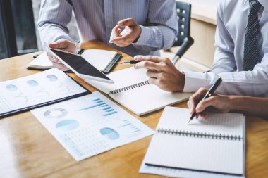 Konferans, finansal veri ile çalışma analiz tartışmak ve büyüme rapor grafik takım, Toplantı konuşurken beyin fırtınası iletişim kavramı pazarlama iş takım meslektaşları çalışan Co.