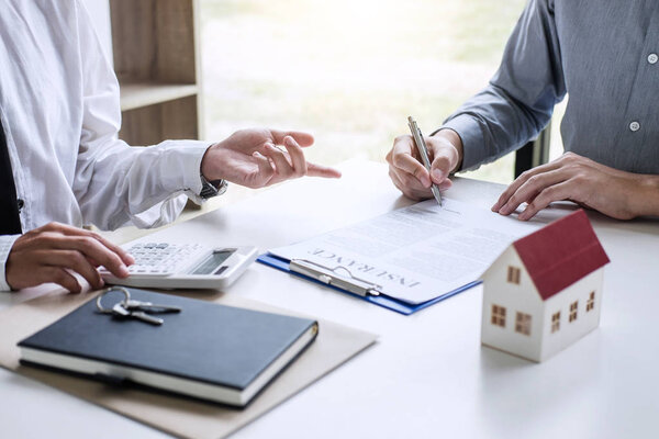 Агент риэлтора представляет и консультирует клиента при принятии решений подписать договор страхования, модель дома, касательно предложения ипотечного кредита и страхования дома.