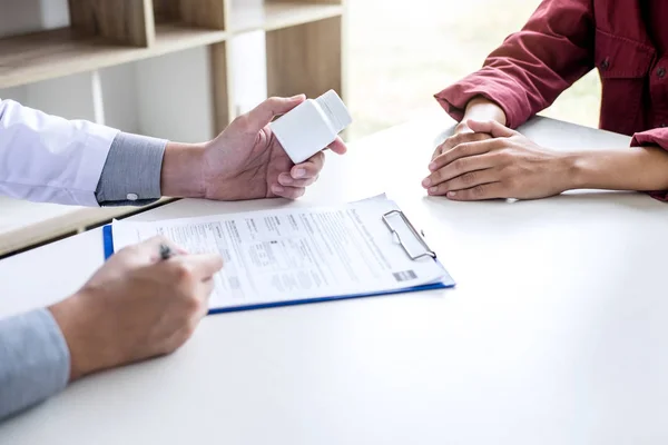 Geneeskunde Gezondheidszorg Concept Professor Doctor Presenteren Verslag Aan Bevelen Een — Stockfoto