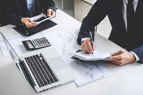 İş takım yatırım bilgisayar ve analiz grafik ticaret hisse senedi grafiği veri, iş ve teknoloji kavramı ile borsa ile çalışma.