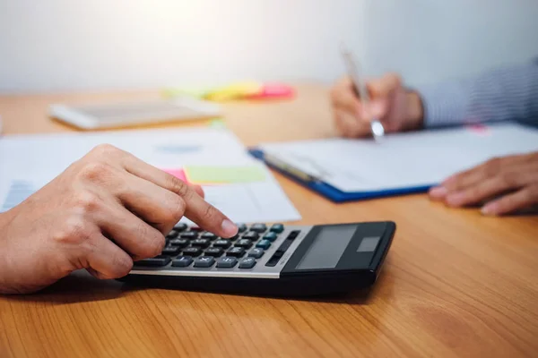 Dos Equipos Negocios Trabajando Discutiendo Inversión Financiera Informe Con Calcular —  Fotos de Stock