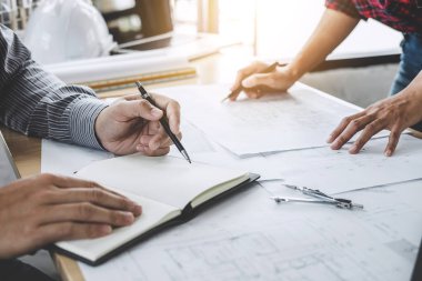 Mimari Mühendis Ekibi Toplantısı, Çizim ve Mimari Proje ve Mühendislik araçları için İşyeri, Teknik çizim yapısı ve inşaat üzerine çalışma alanı kavramı.