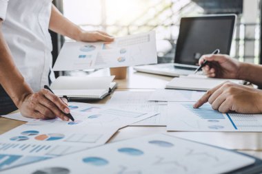 Finansal verilerle çalışma analiz tartışmak ve büyüme pazarlama iş takım arkadaşları ekip, Toplantı konuşurken beyin fırtınası iletişim kavramı grafikte rapor.