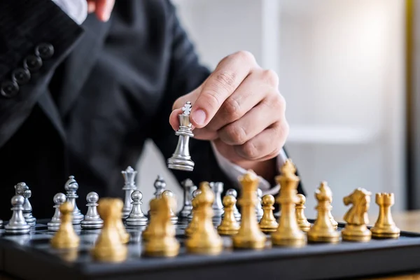 Mãos Empresário Confiante Jogando Jogo Xadrez Para Análise Desenvolvimento Novo — Fotografia de Stock