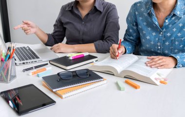 Eğitim, öğretim, öğrenme, teknoloji ve insan kavramı. İki lise öğrencileri veya sınıf arkadaşlarıyla yetişmeye çalışma kitabı öğrenme sınıf, arkadaş grubu öğretmen kitapları yardımcı olur arkadaş.