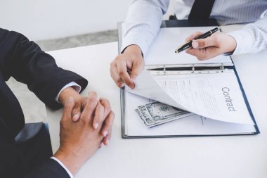 Rüşvet ve yolsuzluk kavramı, rüşvet anlaşması Emlak sözleşme anlaşma ve finansal muhasebe yaparken para veren işadamı dolar faturaları, şeklinde.