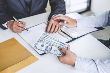 Rüşvet ve yolsuzluk kavramı, rüşvet anlaşması Emlak sözleşme anlaşma ve finansal muhasebe yaparken para veren işadamı dolar faturaları, şeklinde.