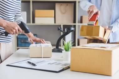Küçük işletme sahibi teslimat servisi ve paketleme kutusu, işletme sahibi posta ofisine müşteri göndermeden önce kontrol emri için çalışıyor, Sevkiyat Çevrimiçi Satış.