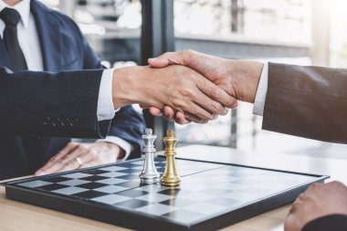 Sonra satranç oyun ulaşan oynarken son plan başarı için el sallayarak, üstesinden zorluk ve sağlanması hedefleri iş stratejisi kazanmak, yönetim ve liderlik kavramı iki iş adamı.