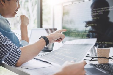 Kodları yazma ve veri kodunu yazarak şirket ofisi, programcılar gelişmekte olan programlama ve Web sitesi bir yazılımda çalışma işbirliği geliştirmek.