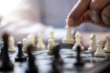 İşadamı el satranç oyunu oynamak için geliştirme analiz yeni strateji planı, iş stratejisi lideri ve ekip çalışması kavramı kazanmak ve başarı için.
