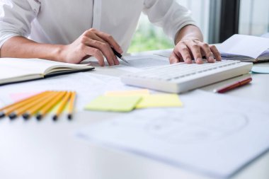 İşadamı çalışma yazı iş planı belge ve ofiste bilgisayar ile grafik tasarımcı.