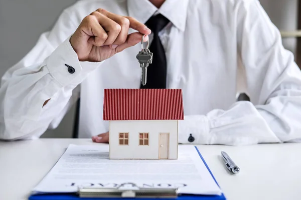 Real Estate Agent Sales Manager Holding Filing Keys Customer Signing — Stock Photo, Image