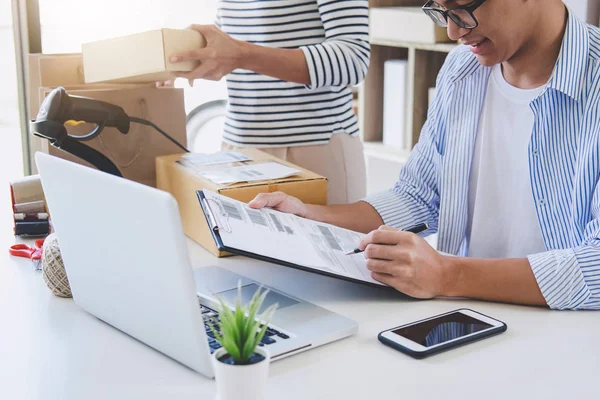 Servizio Consegna Del Piccolo Imprenditore Scatola Imballaggio Lavoro Imprenditore Che — Foto Stock