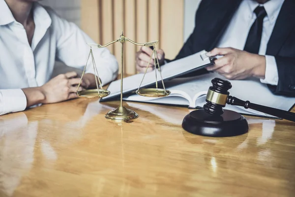 Abogado Masculino Consejero Que Trabaja Sala Del Tribunal Han Reunido — Foto de Stock