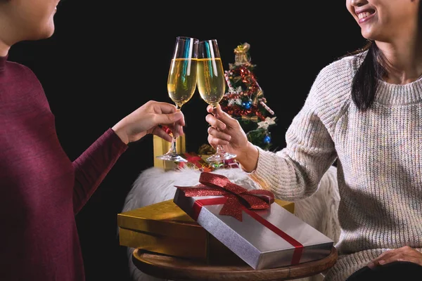 Belles Deux Femmes Tenant Des Verres Avec Champagne Célébrant Noël — Photo